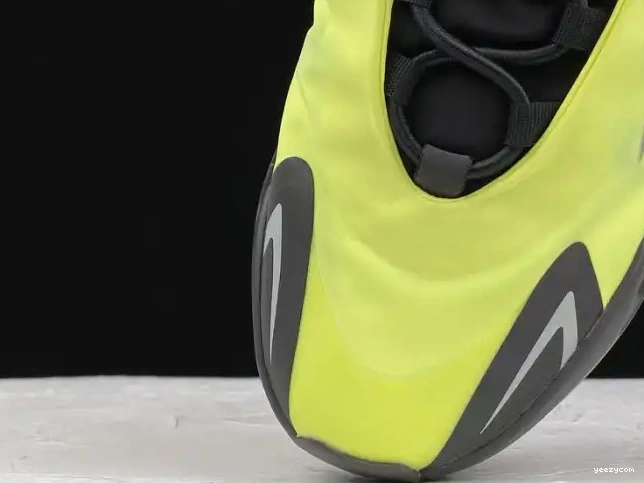 Yeezy 700 Adidas Boost FY3727 Phosphor MNVN 0524